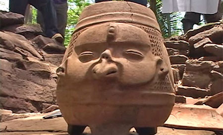 Hallan en Belice un colgante de jade pertenecido a los mayas 